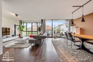 Instapklaar appartement te koop in Sinaai – volledig vernieuwd met 3 slaapkamersIn het rustige en charmante Sinaai bevindt zich dit prachtig, volledig vernieuwde appartement waar comfort, ruimte en hoogwaardige afwerking centraal staan.Bij het betreden van het appartement voel je meteen de kwalitatieve renovatie en de zorg waarmee alles werd afgewerkt. De lichtrijke leefruimte sluit naadloos aan op de moderne keuken, uitgevoerd in duurzame en hoogwaardige materialen. Hier geniet je van een hedendaagse uitstraling gecombineerd met optimaal wooncomfort.Het appartement beschikt over drie volwaardige slaapkamers, ideaal voor een gezin, een thuiskantoor of hobbyruimte. De stijlvolle badkamer is modern ingericht en afgewerkt met kwaliteitsvolle materialen.Extra troeven:•✔️ Volledig vernieuwd en instapklaar•✔️ 3 ruime slaapkamers•✔️ Autostaanplaats inbegrepen•✔️ Privatieve fietsenberging•✔️ Hoogwaardige en duurzame materialen•✔️ Energiezuinige en comfortabele woonomgevingGelegen op een vlotte locatie met goede verbindingen en in de nabijheid van winkels, scholen en openbaar vervoer, biedt dit appartement de perfecte combinatie van rust en bereikbaarheid.