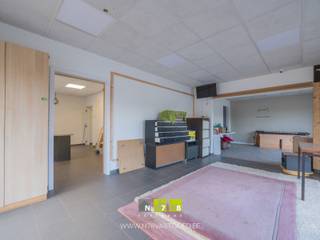 <strong>HANDELSGELIJKVLOERS MET BOVENLIGGEND VERHUURD APPARTEMENT TE OUDSBERGEN.</strong><br /><br /><strong>TROEVEN</strong><br />- Zichtlocatie met constante passage.<br />- Wonen en werken onder één dak.<br />- Flexibele ruimtes voor diverse activiteiten.<br />- Ruim appartement boven handelsgedeelte.<br />- Sterke bereikbaarheid in de regio.<br />- Interessante investeringsopportuniteit.<br />- 2 Garages en voldoende parkeergelegenheid aan de voor- en achterzijde van het pand.<br /><br /><strong>HANDELSGELIJKVLOERS</strong><br />Winkelruimte (10,10m x 3,99m = 40,30m²): tegelvloer. <br />Bureau (5,00m x 3,80m = 19,00m²): tegelvloer. <br />Keuken (2,46m x 3,00m = 7,38m²): gootsteen, kasten, tegelvloer. <br />Berging ((1,22m x 2,55m) + (2,54m x 2,94m) + (0,99m x 1,13m) = 11,70m²): aansluiting wasmachine, boiler, mazoutketel, beton-/tegelvloer. <br />Opslagplaats ((6,10m x 3,46m) + (2,00m x 2,40m) = 25,91m²): tegelvloer. <br />Inpandige garage (4,68m x 3,98m = 18,63m²): garagepoort aan de straatzijde, betontegels. <br />Garage achterbouw (6,41m x 4,00m = 25,64m²): stookolietank bovengronds, toegangsdeur langs tuinzijde + garagepoort straatzijde, betontegels. <br />Toilet (0,91m x 1,67m = 1,52m²). <br />Inkom achterzijde ((3,00m x 1,42m) + (0,99m x 1,76m) + (0,99m x 0,86m) = 6,85m²): tegelvloer. <br />Trappenhal (2,05m x 1,86m = 3,81m²): houten trap, bekleed met kurk. <br /><br /><strong>VERDIEPING +01 (VERHUURD APPARTEMENT)</strong><br />Overloop (0,89m x 6,14m = 5,46m²): kurkvloer. <br />Woonkamer (4,00m x 6,00m = 24,00m²): houten vloer. <br />Keuken (4,00m x 3,74m = 14,96m²): onder- en bovenkasten, lades, keramische kookplaat, dampkap, oven, houten vloer. <br />Badkamer (5,00m x 2,92m = 14,60m²): badkamermeubel met enkele lavabo, onderkast, spiegel en kolomkast, ligbad, aparte douche, toilet, tegelvloer. <br />Slaapkamer 1 (3,59m x 3,84m = 13,79m²): houten vloer. <br />Dressing (1,36m x 4,82m = 6,56m²): houten vloer. <br />Bureau (2,98m x 3,97m = 11,83m²): houten vloer. <br />Bureau 2 (4,00m x 3,71m = 14,84m²): OSB-platen. <br />Zolderruimte 1 (6,00m x 4,10m = 24,60m²). <br />Zolderruimte 2 (2,20m x 4,10m = 9,02m²).<br /><br /><strong>EXTERIEUR</strong><br />- beklinkerd terras.<br />- parkeergelegenheid voor het pand.<br /><br /><strong>EXTRA INFORMATIE</strong><br />Het bovenliggende appartement wordt momenteel verhuurd. De koper dient dus rekening te houden met het lopende huurcontract. De huurovereenkomst opzeggen voor eigen bewoning kan van zodra u eigenaar bent en mits een opzegtermijn van 6 maanden. U dient er rekening mee te houden dat de huurder deze termijn krijgt om een nieuwe woning te zoeken.<br /><br />Bekijkt u deze advertentie via een aanverwante vastgoedsite, surf dan zeker naar onze website www.N78vastgoed.be voor een uitgebreide beschrijving en foto's. Meer info: +32 (0)89 86 18 88 of info@N78vastgoed.be.
