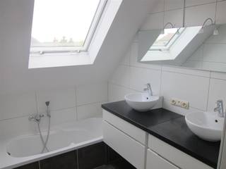 <p><span>Gezellig duplex-appartement met twee slaapkamers op toplocatie, incl. garage.</span></p><p><span> </span></p><p><span>Op zoek naar een comfortabel en centraal gelegen appartement? Dit instapklare appartement in het hart van Zelzate biedt alles voor wie zorgeloos wil wonen. </span></p><p><span> </span></p><p><span>Indeling &amp; troeven;</span></p><p><span>- Inkomhal</span><span>, aansluitend toilet.</span></p><p><span>- Gezellige </span><span>woonkamer</span><span> met veel lichtinval en </span><span>open keuken</span></p><p><span>- Aparte </span><span>keukenberging</span></p><p><span>- Twee comfortabele </span><span>slaapkamers en </span><span>berging</span><span>.</span></p><p><span>- </span><span>Badkamer</span><span> met alle nodige voorzieningen, ligbad, douche.</span></p><p><span>- Ruim terras, ideaal om bij lekker weer te genieten.</span></p><p><span>- Garage</span></p><p><span> </span></p><p><span>Dit appartement combineert gemak, comfort en een uitstekende bereikbaarheid - Dankzij de uitstekende ligging bevinden openbaar vervoer, de Grote Markt, scholen en verschillende winkelcentra zich op wandelafstand. Een </span><span>ideale woonst</span><span> of </span><span>slimme investering</span><span> op een goede locatie.</span></p>
