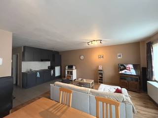 <p><span>Het appartement is gelegen op de 1ste verdieping en bestaat uit een ruime living met keukenblok, badkamer, toilet, 2 slaapkamers en balkon .</span></p><p><span>Verder is er een berging voor wasmachine en droogkast.<br />Appartement is voorzien van airco.</span></p><p><span>Rustige ligging vlakbij de voornaamste invalswegen!</span></p><p><span> </span></p><p><span> </span></p><p><span><br /><br /></span></p><p><span> </span></p>