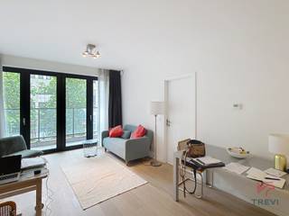 ETTERBEEK - Dans le quartier européen, à proximité de toutes les institutions européennes, proche des transports et des commerces, dans le projet "Belview", appartement 1 chambre NON MEUBLE de ±63m² habitables au 2ème étage. Composé d'un hall d'entrée avec une toilette séparée, un local technique, un living de ±26m² avec accès à une terrasse de 4m² exposée EST, une cuisine full équipée (four, taques, hotte, frigo/congélateur, lave-vaisselle) ouverte sur séjour, une chambre de ±14m² avec salle de bains attenante (baignoire, évier, machine à laver), Cave. <strong><br /><br /></strong><span>Au 1er étage</span> :<span><br /><br /></span>- Hall d'entrée avec toilette séparée et local technique<br />- Living de ±26m² (6,8 x 4,8) avec terrasse Est de ±4m²<br />- Cuisine ouverte sur séjour full équipée (four, taques, hotte, frigo/congélateur, lave-vaisselle)<br />- Chambre de ±14m² (4,1 x 3,5)<br />- Salle de bains attenante (baignoire, évier, machine à laver)<br /><br />Cave n°15<br /><br />Charges de 235€/mois - Forfait 110€ pour les communs - Provision de 125€ pour eau chaude et chauffage<br />Frais d'emménagement unique de 50€ !<br />Assurance incendie à 100€/an !