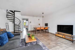 <p>This well-maintained duplex apartment in Paardsdemerstraat, Hasselt, combines comfortable living with an excellent city-centre location. It is an attractive option for those looking for a home in the heart of Hasselt as well as buyers considering an investment property.</p><p>The apartment is situated on the second floor and is accessible by stairs. Once inside, the natural light creates a pleasant and welcoming atmosphere. The living area connects seamlessly with the kitchen, resulting in a comfortable and inviting space for everyday living.</p><p>The duplex offers two bedrooms. The master bedroom is spacious and provides ample room for a comfortable bedroom layout. The second bedroom is smaller and is particularly suitable as a child's bedroom. If a second bedroom is not required, this room can also be used as practical attic or storage space.</p><p>At the rear of the apartment, a pleasant balcony provides a welcome outdoor area where you can relax and enjoy some fresh air while living right in the heart of the city.</p><p>Built in 1997, the apartment is move-in ready and forms part of an asbestos-free building. The property is currently rented, making it suitable for future owner-occupation as well as an investment opportunity in Hasselt.</p><p>The central location is another important advantage. From Paardsdemerstraat, shops, restaurants, cafés and the many other amenities of Hasselt city centre can easily be reached on foot.</p><p>Are you looking for a duplex apartment with two bedrooms and a balcony in central Hasselt? Contact us for more information or to arrange a viewing.</p>