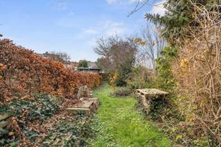 <p>Te koop: woning met 4 slaapkamers en tuin – ideaal voor co-housing of gezin – gegeerde buurt nabij CHwapi</p>
<p>Gelegen tegenover een park en op korte afstand van het CHwapi, biedt deze bemeubelde woning mooie volumes, uitstekend comfort en een onmiddellijk rendement. Momenteel verhuurd in co-housing aan 4 personen, maar ook perfect geschikt als gezinswoning zonder aanpassingen.</p>
<p>Inkomhal, bureau/opbergruimte (16 m²), woonkamer (13 m²), douchekamer met lavabo, apart toilet, ingerichte keuken (oven, vitrokeramische kookplaat, dampkap, koelkasten, diepvriezers, eetruimte). Drie kelders, waarvan één met wasmachineplaats en recente Vaillant condensatieketel.<br />1e verdieping: twee ruime slaapkamers met lavabo.<br />2e verdieping: twee slaapkamers van 13 m² met lavabo + douchekamer met toilet.<br />Buiten: aangelegde tuin en terras van 15 m².</p>
<p>Troeven: PVC-ramen met dubbele beglazing, recente ketel, geen kosten te voorzien. Woning volledig bemeubeld verkocht.<br />Conforme co-housing met 4 kamers: nooit leegstand, geen geschillen, vlot en stabiel verhuurd, overdracht van huurcontracten en huren bij de akte.</p>
<p>EPC: C – nr. 20251204011610 – 225 kWh/m².jaar – CO₂: 41 kg/m².jaar</p>
<p>Te koop via Immo Beguin, uw vastgoedexpert sinds 2009.<br />Kantoren in Ronse, Waregem, Kortrijk, Deinze, Doornik en Lessen.<br />Bezoek op afspraak: tom@immobeguin.be</p>