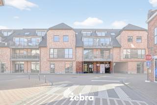 In het centrum van Oostrozebeke vinden we deze casco handelsruimte van 150m².<br /><br />De handelsruimte die nog volledig naar eigen wens kan ingedeeld worden is gelegen op het gelijkvloers van residentie 'Rosenbeca'. Daarnaast beschikt het pand over een uitstekende zichtbaarheid op een commerciële locatie. Door de grote raampartijen is deze ruimte ideaal als kantoor, praktijkruimte, handelspand en tal van andere mogelijkheden.<br /><br />Tot slot is er ook de mogelijkheid tot het aankopen van een garage en het aanpalend pand met een oppervlakte van 115 m² waardoor u van het geheel één grote ruimte kan maken.<br /><br /><strong>Kortom, bent u op zoek naar een multifunctioneel pand op een topligging te centrum Oostrozebeke?<br />Twijfel niet langer en leg vandaag nog uw bezoek vast!</strong>