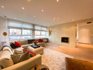 Zeer ruim en licht drieslaapkamerappartement van ca 195 m² op de derde verdieping van een kleinschalige residentie in de Riemstraat. De...