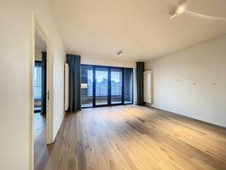 Appartement (68m²)met één slaapkamer en prachtig ruim overdekt terras (12m²) gelegen naast de nieuwe hotspot 'Gare Maritime'. De centrale ligging biedt een vlotte verbinding naar het centrum van de stad (Suzan Daniel brug, Noord station, metro op wandelafstand)Het appartement beschikt over volgende verdeling:- een ruime woonkamer met open keuken uitgerust met; koelkast met vriezer, kookplaat, dampkap, oven en vaatwasmachine en keukenrobot- één lichtrijke slaapkamer met toegang tot het terras en ingebouwde kasten- badkamer met douche en dubbele wastafel- toilet- berging met mogelijkheid tot aansluiten van een wasmachine- inkomhal met ingebouwde kasten- kelder (C07)Extra troeven- ruim overdekt terras- lift aanwezig - vlotte bereikbaarheid met openbaar vervoer (metro/bus)- ventilatie in appartement- afwerking appartement: gordijnen, ingebouwde kasten, lichtarmaturen, kaderhangers, etc...Huurprijs: 1200 EUR/maandLasten: 175 EUR/maand: gemeenschappelijke lasten, verwarming en warm water (provisie)Zelf rekening houden met kosten: elektriciteit en water (individuele tellers)Ben je geïnteresseerd in dit appartement te Brussel? Vraag uw bezoek online aan via www.dewaele.com en wij nemen contact met u op.
