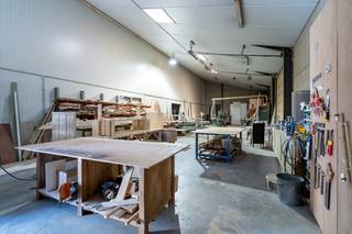 Magazijn van 430m² (25,5mx17)gelegen tussen Lendelede en Sint-Eloois Winkel. Gelegen op een ± 1150m². Voorzien van een stuk bouwgrond voor de...