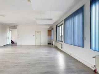 Op zoek naar een kantoorruimte met maximale visibiliteit? Deze instapklare kantoorruimte van ca. 100 m² bevindt zich op een commerciële toplocatie langs de A12, ideaal voor bedrijven die zichtbaarheid en bereikbaarheid belangrijk vinden.<br /><br />De ruimte is modern ingericht en biedt tal van mogelijkheden voor verschillende professionele activiteiten. <br /><br />Troeven:<br />Uitstekende zichtlocatie langs de A12<br />Kantooroppervlakte ca. 100 m², uitbreidbaar tot 200 m²<br />3 parkeerplaatsen naast het gebouw inbegrepen in de prijs<br />Mogelijkheid tot reclame aan de gevel én op de totem voor het gebouw<br />Geschikt voor diverse professionele doeleinden<br />Goede bereikbaarheid voor klanten en medewerkers<br />Een unieke kans om uw onderneming te vestigen op een toplocatie met uitstraling, parkeergelegenheid en maximale zichtbaarheid.