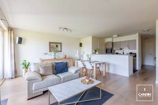 Dit <strong>perfect onderhouden</strong> appartement met <strong>twee slaapkamers</strong> is gelegen op een gunstige, vlot bereikbare locatie te Gentbrugge. <br /><br />Via de inkomhal kom je binnen in de <strong>lichtrijke leefruimte</strong> met aansluitend een <strong>volledig voorziene keuken</strong> met praktische keukenberging. Vanuit de leefruimte heb je toegang tot het aangename, rustige <strong>terras </strong>met zicht op het groen. Verder beschikt het appartement over een apart toilet, twee volwaardige slaapkamers met <strong>zonnewering </strong>en een <strong>ruime badkamer</strong>.<br /><br />Op de kelderverdieping bevindt zich de <strong>private afgesloten garagebox. </strong>Deze dient aangekocht te worden voor €25.000.<br /><br />Verder is er een <strong>conforme elektrische installatie</strong> en een gunstig <strong>EPC-label A</strong>. Bovendien worden de gemeenschappelijke delen van de residentie steeds netjes onderhouden. <br /><br />Tot slot is ook de ligging een grote troef. Zowel met de wagen als de fiets vlot bereikbaar en het Gentse stadcentrum ligt amper op zo'n 3 kilometer verwijderd. Dankzij de nabijheid van diverse invalswegen, het openbaar vervoer, supermarkten, scholen en diverse sportinfrastructuur woon je hier op een heel praktische locatie.<br /><br />Ook als investering interessant wegens gemakkelijk te verhuren of voor uw studerende kinderen.<br /><br />Het appartement is beschikbaar ten laatste op 01/07/2027 i.v.m. aankoop andere woning. Dit kan hoogstwaarschijnlijk al vroeger zijn. <br /><br />Interesse in dit <strong>instapklaar</strong>, <strong>energiezuinig </strong>en <strong>goedgelegen </strong>appartement met garagebox? <strong>Contacteer Gijs</strong> via gijs@convas.be of 0492 84 48 24 (telefonisch of via Whatsapp).