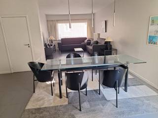 Bent u op zoek naar een woning op een uitstekende locatie? Dan is dit pand zeker een bezoek waard.Op het gelijkvloers vindt u een ruime en aangename...