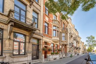 Aan de Herentalsebaan 50 in Deurne staat dit charmante herenhuis uit 1913, waar authentieke architectuur op elegante wijze samengaat met hedendaags wonen. Met een bewoonbare oppervlakte van circa 230 m² biedt deze woning uitzonderlijk veel ruimte en flexibiliteit. Momenteel ingedeeld als twee wooneenheden, werd het huis door de jaren heen zorgvuldig gerenoveerd, met oog voor tijdloze stijl en duurzaam, hoogwaardig wooncomfort. Bovendien zal de elektriciteit tegen de akte volledig conform worden gemaakt en werd de gevel recent volledig geschilderd met waterafstotende verf.<br /><br />Het gelijkvloers bestaat uit een gezellige leefruimte met een moderne keuken, die direct toegang geeft tot de zonnige, zuidgerichte tuin van circa 87 m². Hier kunt u in alle rust van het buitenleven genieten, ontspannen met vrienden of een plekje creëren voor uw hobby’s. Daarnaast is er een praktische, ingerichte wasruimte en een volwaardige badkamer.<br /><br />De eerste en tweede verdieping vormen de tweede wooneenheid, met drie ruime slaapkamers, een volledig uitgeruste keuken voorzien van hoogwaardige Siemens-toestellen en een nette badkamer met zowel douche als ligbad. Deze indeling biedt tal van mogelijkheden voor flexibel wonen.<br /><br />Het interieur straalt warmte en karakter uit, mede dankzij de mooie parketvloeren en de recent gezandstraalde trap, die de authentieke stijl van het pand accentueert. Dubbele beglazing en muurisolatie zorgen voor een EPC-label C, wat voor een woning van dit bouwjaar uitzonderlijk goed is. Twee centrale verwarmingsketels garanderen een efficiënte en comfortabele verwarming van beide wooneenheden. Extra bergruimte vindt u in de kelder van circa 60 m².<br /><br />Deze woning is een zeldzame kans voor wie droomt van een instapklaar, ruim en karaktervol herenhuis. Dankzij de ligging geniet u van een uitstekende bereikbaarheid, een perfecte combinatie van comfort, charme en praktische levensstijl.<br /><br />Bij interesse: 03 225 00 68 of mail naar laura@wellimmo.net