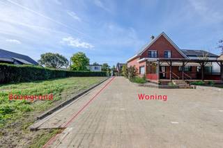 <p><span>Op een </span><span>ruim perceel van maar liefst 1.890 m²</span><span>, met een gunstige </span><span>oost- tot zuidoostoriëntatie</span><span>, bevindt zich deze open bebouwing uit 1965. De woning beschikt over een bruikbare vloeroppervlakte van circa </span><span>169 m²</span><span>, drie slaapkamers, twee garages en een ruim bijgebouw.</span></p><p><span>Een eigendom met bijzonder veel potentieel voor wie op zoek is naar </span><span>ruimte, privacy en renovatiemogelijkheden</span><span>, maar eveneens interessant voor een zelfstandige dankzij de aanwezige opslagmogelijkheden.</span></p><p><span>Via de </span><span>ruime inkomhal</span><span> betreden we het gelijkvloers. Hier bevinden zich een royale </span><span>leef- en eetruimte</span><span>, een </span><span>eiken keuken</span><span> en een bijkomende ruimte die naar eigen behoefte kan worden ingericht. Aansluitend aan de woning bevindt zich een </span><span>overdekt terras</span><span> met zicht op het ruime perceel.</span></p><p><span>Verder beschikt het gelijkvloers over een </span><span>badkamer met douche, toilet en lavabo</span><span> en een </span><span>inpandige garage</span><span>.</span></p><p><span>Op de eerste verdieping bevinden zich </span><span>drie slaapkamers</span><span>, allemaal voorzien van </span><span>ingemaakte kasten</span><span>. Daarnaast is er nog een </span><span>opbergzolder</span><span>, ideaal als extra bergruimte.</span></p><p><span>De woning is voorzien van</span><span> houten buitenschrijnwerk met dubbele beglazing en rolluiken</span><span> op zowel het gelijkvloers als de verdieping.</span></p><p><span>Een belangrijke extra troef is het </span><span>ruime bijgebouw</span><span>, waarin zich een </span><span>tweede garage en aanzienlijke bijkomende bergruimte</span><span> bevinden. Dit maakt de eigendom bijzonder interessant voor bijvoorbeeld een </span><span>zelfstandige die nood heeft aan opslagruimte of materiaalberging</span><span>, maar uiteraard ook als hobby- of werkruimte.</span></p><p><span>Naast de woning wordt eveneens een </span><span>bouwgrond van 733 m² voor open bebouwing</span><span> afzonderlijk te koop aangeboden. Deze bouwgrond kan </span><span>optioneel samen met de woning worden aangekocht</span><span>.</span></p><p><span>Hierdoor bestaat de mogelijkheid om een uitzonderlijk geheel te verwerven van maar liefst </span><span>2.623 m² grond</span><span>.</span></p><p><span>Een interessante opportuniteit voor wie een ruime gezinswoning volledig naar eigen smaak wil renoveren, voor een zelfstandige op zoek naar bijkomende opslagmogelijkheden of voor wie de woning wenst te combineren met de naastgelegen bouwgrond.</span></p><p><span> </span></p>