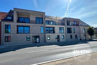 Ontdek Residentie Stella, gelegen in de Woumenweg 309-311 te Woumen. Een prachtig nieuw appartementsgebouw met 14 ruime appartementen. Met zijn perfecte oost-west oriëntatie zorgen onze doorzon appartementen voor een overvloed aan natuurlijk licht dankzij de grote raampartijen.<br /><br />Elk appartement beschikt over ruime leefterrassen, waar bewoners kunnen genieten van de rustgevende omgeving.<br /><br />Residentie Stella is ideaal gelegen, op een steenworp van het weelderige natuurgebied De Blankaart, waar rust en sereniteit samenkomen in prefecte harmonie. Bovendien bevindt het levendige centrum van Diksmuide zich op slechts 4 kilometer afstand, waardoor bewoners kunnen genieten van het beste van beide werelden: de rust van het platteland en de levendigheid van de stad.<br /><br />Naast de appartementen biedt Residentie Stella ook 18 garages, waardoor bewoners veilig en gemakkelijk bovengronds kunnen parkeren. Bovendien zijn er gemeenschappelijke fietsenbergingen beschikbaar, waardoor bewoners hun fietsen veilig kunnen opbergen en gemakkelijk kunnen genieten van de prachtige fietsroutes in de omgeving.<br /><br />Dit appartement bestaat uit: lift - inkomhal - living - keuken - berging - wasplaats - groot terras van 11 m² - 3 slaapkamers - 2 badkamers. <br /><br />Dit appartement beschikt ook over 3 zonnepanelen.<br />Verkoop onder btw-stelsel (6% btw mogelijk!)<br />E-Peil 30<br /><br />Contacteer ons voor meer info, een bezoek aan het kijkappartement, of vraag naar onze projectbrochure!