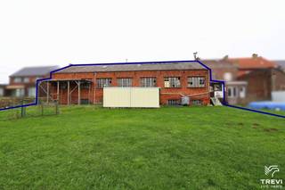 <p><span>Composition</span><span> :</span></p><p><span>Atelier</span><span> : </span></p><p><span>Sous-sol (entrepôt arrière) : 137 m²</span></p><p><span>Entrepôt (avant + arrière ): +/- 465 m² </span></p><p><span>Dimensions portes garage : porte 1 : H 3,86 m x L 3,80 m, porte 2 : H 3,86 m x L 3,80 m, porte 3 : H 3,80 m x L 3,00 m, porte 4 (en retrait) : H 3,50 m x L 3,40 m</span></p><p><span>Habitation / bureau</span><span> :</span></p><p><span>Sous-sol : cave : 33,46 m²</span></p><p><span>Rez de chaussée : magasin : 39,34 m², hall : 5,72 m², bureau (arrière) : 21,24 m², buanderie : 14,36 m², salle de douche : 5,34 m².</span></p><p><span>Étage 1 : hall de nuit : 11,02 m², 2 chambres :  17,10 |14,55 m²</span></p><p><span>Grenier aménageable de +/- 40 m²</span></p><p><span> </span></p><p><span>Équipements</span><span> :</span></p><p><span>Chauffage : poêle mazout + aérotherme</span></p><p><span>Électricité : Bi-Horaire, 220 V (non-conforme à refaire)</span></p><p><span>Châssis : étage partie habitation : PVC double vitrage O/B &amp; rez-de-chaussée partie bureau : bois simple vitrage + volets &amp; entrepôt : châssis fixes métallique </span></p><p><span>Toiture : Tuiles terre cuite + panneaux métalliques + plaques ondulées éternit</span></p><p><span>Sanitaires : 2 WC, douche &amp; meuble lavabo </span></p><p><span>Matériaux : Carrelage, vinyle &amp; dalle béton</span></p><p><span> </span></p><p><span>Raccordements</span><span> :</span></p><p><span>Égout : non, fosse septique (mais égout existant à rue)</span></p><p><span>Eau : oui</span></p><p><span>Gaz : non</span></p><p><span>Électricité : oui</span></p><p><span>Téléphone : oui</span></p><p><span>Télédistribution : oui</span></p><p><span> </span></p><p><span>Document remis à titre indicatif et non contractuel sous réserve de modifications</span></p><p><span> </span></p>