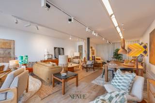 Standing full commercial property located in an interesting commercial part of the Zeedijk-Het Zoute near the Albertplein & Kustlaan. <br /><br />Some nearby shops: Scapa, Scapa Home, Gallery Sigurd Tanghe, Gallery Samuel Vanhoegaerden...<br /><br />The property is suitable for various purposes except for catering. <br />No takeover.