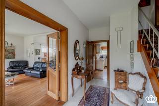 <p><span>Mooi gelegen karaktervolle woning nabij het centrum van Kapellen met o.a. ruime leefruimte, ingerichte leefkeuken, veranda, inpandige garage, 5 slaapkamers en een ingerichte badkamer op een perceel van 1.028 m². </span></p><p><span> </span></p><p><span>INDELING</span></p><p><span> </span></p><p><span>Gelijkvloers</span></p><p><span>Ruime inkomhal op tegelvloer met achteraan een bergruimte gebruikt als vestiaire en een gastentoilet met handenwasser.  Via een eiken deur komt u in de lichtrijke leefruimte op parketvloer onderverdeeld in zitgedeelte met inbouwcassette en eetgedeelte.</span></p><p><span>Aansluitend ingerichte leefkeuken met vinyl vloerbedekking op tegelvloer. De keuken is voorzien van  dubbele spoelbak, keramische kookplaat, ingebouwde friteuse, vaatwasmachine (Miele), oven,  bordenwarmer (Scholtes), warmwaterboiler, ingebouwde koelkast en ingebouwde vriezer.  Verder is er nog een verwarmde veranda op tegelvloer.  Via de keuken heeft men toegang tot de dubbel inpandige garage op tegelvloer met automatische toegangspoort en voorziening voor wasmachine en droogkast. </span></p><p><span> </span></p><p><span>Eerste</span><span> </span><span>verdieping</span></p><p><span>Via een houten trap in de inkomhal komt men op de eerste verdieping met een ruime polyvalente ruimte met vide die als extra slaapkamer kan fungeren. Verder bevinden er zich nog 4 slaapkamers en een ingerichte badkamer op tegelvloer voorzien van een ruim ligbad, douche, toilet en dubbele lavabo. De gehele verdieping, uitgezonderd de badkamer is op parketvloer.</span></p><p><span> </span></p><p><span>Tuin</span></p><p><span>Via een oprit met parkeerplaats voor meerdere wagens bereikt u de karaktervolle vrijstaande woning. Achteraan de woning ligt een ruime tuin met voldoende privacy. Er is een verwarmd zwembad met rolluik aanwezig en een technische ruimte met warmtepomp.</span></p><p><span> </span></p><p><span>Bijzonderheden</span></p><p><span>-Gegeerde locatie; rustig doch centraal gelegen nabij winkels, scholen,..</span></p><p><span>-Verwarmd buitenzwembad</span></p><p><span>-Overal eiken deuren</span></p>