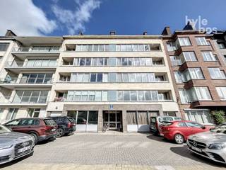 <p><span>Centraal gelegen en ruim appartement op de 5e verdieping, met een bewoonbare oppervlakte van maar liefst 119 m² en een mooi, open zicht. Het appartement beschikt over een ruime inkomhal die toegang geeft tot de lichtrijke leefruimte met aansluitend een terras aan de voorzijde. De keuken is uitgerust met een kookvuur en dampkap. Verder zijn er drie volwaardige slaapkamers, die toegang bieden tot het terras aan de achterzijde. De badkamer is voorzien van een douche, toilet en lavabo. Daarnaast beschikt het appartement over een afzonderlijk gastentoilet en een praktische wasplaats. Dankzij de centrale ligging bevinden winkels, horeca, openbaar vervoer en andere voorzieningen zich op korte afstand. De ligging op de vijfde verdieping zorgt bovendien voor veel lichtinval en een aangenaam ruim uitzicht. Een garage kan optioneel worden bijgehuurd voor € 70 per maand. Beschikbaar vanaf 1 oktober.</span></p><p><span> </span></p>