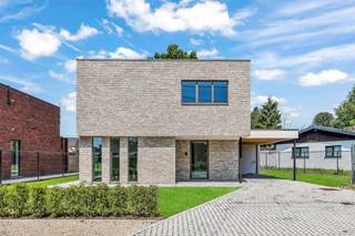 Nieuwbouw open bebouwing (E-peil 10) met carport op rustige doch centraal gelegen perceel van 7are45ca te Paal. Belangrijkste troeven:- Centrale...