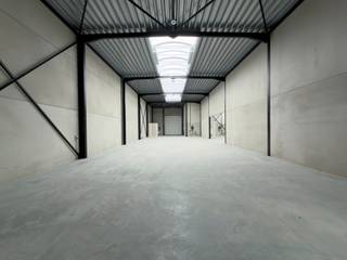 Deze nieuwbouw KMO Unit is 670m<sup>2 </sup>en is ideaal gelegen in het bedrijvenpark Kunstdal te Eeklo. <br /><br />De unit is geconstrueerd uit geïsoleerde betonnen sandwichpanelen, geïsoleerde steeldeck en beschikt over een gepolierde betonvloer. <br /><br />Daarnaast beschikt de unit over 3 overdekte staanplaatsen die eventueel kunnen gebruikt worden als buitenopslag. <br /><br />Er is een aparte inkom, apart sanitair, drijfkracht, zonnepanelen, led verlichting en een 2 sectionale poorten voorzien.<br /><br />Onroerende voorheffing ten laste van de huurder, maar er zijn geen syndicus kosten. <br /><br />Wenst u meer informatie of wilt u een bezoek inplannen?<br /><strong>Contacteer Henry Van Tornhout via henry@kmovastgoed.be of +32 474 13 37 93</strong>