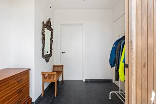 <strong>Huurprijs: 2.750 euro per maand</strong><br /><strong>Vaste kosten: 200 euro per maand ( poets 1x per 2 weken en tuinman 1x per maand)</strong><br /><strong>Huurwaarborg = 3 maanden huur</strong><br /><strong>Kosten plaatsbeschrijving zijn 50/50 te betalen door verhuurder en huurder</strong><br /><strong>Beschikbaar: 01/10/2026 korte termijn voor 1 jaar</strong><br /><br />Landelijk en rustig gelegen woning met <strong>4 slaapkamers en 2 badkamers</strong> op 1021 m2.<br /><br /><strong>Indeling:</strong><br /><strong>Gelijkvloers verdieping:</strong>I<br />- inkomhal met toilet<br />- living op keramische tegel met veel lichtinval met eethoek, zithoek en open keuken, schuiframen naar tuin en terras<br />- keuken met een keramische kookplaat, combi-oven, stoomoven, vaatwasser, koelkast en een barmeubeltje<br />- berging met koel- en vrieskast en aansluiting voor was- en droogmachine met een wasluik vanaf eerste verdieping tot berging<br /><br /><strong>Eerste verdieping:</strong><br />- alle 4 de slaapkamers zijn voorzien van laminaat en vliegenramen waaronder een master slaapkamer met inbouwkasten en badkamer met inloopdouche, bad, dubbele lavabo en toilet<br />- 2e badkamer nog in afwerking maar wordt voorzien van lavabo, douche en toilet<br /><br /><strong>Zolder:</strong> <br />- niet te gebruiken voor de huurders<br /><br /><strong>Tuin:</strong><br />- diepe tuin met uitzicht op de weilanden<br />- zwembad ( zie foto) met filtersysteem<br />- BBQ<br />- Terras met 2 elektrische zonneschermen<br /><br /><strong>Bijzonderheden:</strong><br />- alle meubelen, bedden, kasten etc. blijven staan; het wordt bemeubeld verhuurd<br />- vloerverwarming op gelijkvloers en 1e verdieping<br />- waterontharder<br />- 24 stuks zonnepanelen<br />- vliegenramen in living en slaapkamers