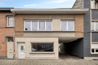 <p><strong>Te renoveren woning of project.</strong> <br /><strong><br />Indeling:</strong> <br />De woning omvat: inkomhal, 2 leefruimtes, 3 slaapkamers, 2 keukens, 2 badkamers. <br />Via de servitudeweg, heeft men toegang tot de atelier net achter de woning. <br /><strong><br />Bijzonderheden:<br /></strong><span>Binnenplein toegankelijk voor voertuigen;<br /></span><span>EPC-label </span><span><strong>F</strong> <em>(renovatieverplichting van toepassing)</em>.</span><strong> <br /></strong>Verkoop onder voorbehoud van het verkrijgen van een vergunning (opsplitsing woning van garages). <br /><br /><strong>Ligging:</strong><br /><span>Goed gelegen nabij het centrum van Niel, uitvalswegen, scholen en openbaar vervoer. Het marktplein is op wandelafstand.</span></p>