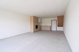 Op de grens van Roeselare en Hooglede, in de Simonne Brugghestraat, staan deze halfopen en gesloten nieuwbouwwoningen in een rustige en kindvriendelijke buurt. Ze charmeren met hun unieke nieuwbouwstijl, waarbij een goede bereikbaarheid en een groene omgeving perfect samenkomen. Je kunt gemakkelijk de autosnelweg nemen of het openbaar vervoer gebruiken. Bovendien geniet je van de nabijheid van ziekenhuizen, scholen, winkels en diverse recreatiemogelijkheden, waardoor het een ideale woonplek is voor zowel jong als oud.<br /><br /><strong>Troeven van deze woningen:</strong>
<ul>
	<li>Instapklare, energiezuinige woning;</li>
	<li>Vloerverwarming op het gelijkvloers in combinatie met het warmtenet;</li>
	<li>3 ruime slaapkamers;</li>
	<li>Badkamer uitgerust met een inloopdouche, bad en dubbel lavabomeubel;</li>
	<li>Ruime inpandige garage met automatische sectionaalpoort;</li>
	<li>Vanuit de garage is er toegang tot de aangelegde tuin;</li>
</ul>
Wil je meer informatie? Neem dan nu nog contact met ons op!