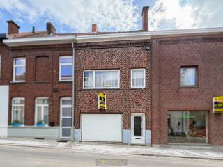 TE RENOVEREN STADSWONING met INPANDIGE GARAGE, gelegen op een UITERST CENTRALE LOCATIE in het hart van Ronse. Dankzij de nabijheid van winkels, scholen, openbaar vervoer en alle dagelijkse voorzieningen vormt deze eigendom de IDEALE OPPORTUNITEIT voor STARTERS, GEZINNEN of INVESTEERDERS die op zoek zijn naar een woning die volledig naar eigen smaak kan worden ingericht. <br />De indeling gaat als volgt: op het gelijkvloers bevindt zich een inpandige garage, een inkomhal en een praktische berging. Op de 1ste verdieping vindt u een ruime woonkamer met open keuken en een apart gastentoilet. De 2de verdieping beschikt over 2 slaapkamers en een te renoveren badkamer. Via een trapluik bereikt u de zolderverdieping, die bijkomende mogelijkheden biedt voor extra opslagruimte of verdere uitbreiding van de woonoppervlakte.<br /><br /><strong><span><u>OPGELET: deze woning vormt momenteel kadastraal nog één geheel met het naastgelegen handelshuis. Een kadastrale opsplitsing wordt nog uitgevoerd. Oppervlaktes kunnen nog wijzigen na opmetingen landmeter.</u></span></strong><br /><br />Adres: Victor Lagachestraat 1 te Ronse<br /><br />EPC: 415kWh/m², G-score en P-score D, Renovatieplicht van toepassing, Bestuursmaatregelen in het maatregelenregister: Neen