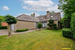 <p><span>This practical home was built in the 1960s in a quiet neighborhood in Lommel.</span></p><p><span>At the back, there is a small plot of garden with a charming garden shed.<br /><br /></span></p><p><span>Over the years, the home has been kept up to date (windows, kitchen, flooring, and central heating), but it could certainly use a refresh right now.</span></p><p><span>From the living room and kitchen, you have a view of the south-facing garden and the meadow beyond. Natural light streams in beautifully here. <br />The covered terrace also adds that extra bit of living enjoyment.</span></p><p><span>There are 2 bedrooms on the ground floor and 3 more on the first floor.</span></p><p><span>There’s also a hobby room near the kitchen.</span></p><p><span>The two built-in garages are very convenient. One of them provides direct access to the spacious attic.</span></p><p><span>The EPC score is just shy of a C, so with a few well-targeted improvements, you’ll easily achieve at least a C.</span></p><p><span>Disclaimer: In certain photo’s, the walls and/or ceilings have been made white.</span></p><p><span> </span></p>