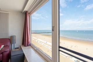 <p><span>Stijlvol ingericht woonappartement met een fenomenaal frontaal zicht op zee. Bij het binnentreden ervaart u onmiddellijk licht, ruimte en luxe. </span></p><p><span>De leefruimte bestaat uit het ruim en gezellig salon die is afgewerkt met een houten vloer, een volwaardige eetplaats en de moderne open keuken. </span></p><p><span>In de kwalitatief ingerichte keuken vinden we toestellen van het merk Siemens &amp; Bosch, een onderhoudsvriendelijk stenen werkblad en talrijke greeploze kasten. </span></p><p><span>De hal met ingemaakte kasten leidt ons naar de geriefelijke berging, het afzonderlijk toilet, de badkamer en de 2 volwaardige slaapkamers. </span></p><p><span>De ruime slaapkamers met ingemaakte kasten en geven beide uit op het zonnig achterterras met berging. </span></p><p><span>In de badkamer vinden we een douche, ligbad en een dubbele lavabo die is ingewerkt in een stenen werkblad. </span></p><p><span>Over quasi het ganse appartement vinden we de makkelijk te onderhouden vloertegel, bijpassende raamdecoratie en sfeervolle verlichting. </span></p><p><span>Het appartement is uitgerust met een veiligheidsdeur en elektrisch te bedienen rolluiken aan de slaapkamers. </span></p><p><span>Individuele verwarming op gas met een condenserende ketel. Het appartement geniet van een gunstig epc. </span></p><p><span>U kan gebruik maken van een privatieve kelderberging. </span></p><p><span>De goed onderhouden residentie Seasight biedt u een fietsenstalling, een ingang op de zeedijk en een tweede ingang langs de Franchommelaan. </span></p><p><span>De binnenkoer langs de jachthaven is ideaal om te laden en te lossen. </span></p><p><span>Grote troef is de mogelijkheid tot aankoop een garagebox die is gelegen onder het Leopoldpark. </span></p>