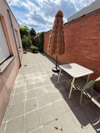 <p><span>Dit aangename gelijkvloersappartement is rustig gelegen in een aangename woonwijk en combineert comfort met een praktische indeling. </span></p><p><span>Het appartement beschikt over een ruime living met open keuken, uitgerust met kasten, kookvuur, dampkap en vaatwasser.</span></p><p><span>Verder omvat het appartement twee slaapkamers, een badkamer met douche en een apart gastentoilet. Vanuit de keuken is er toegang tot het terras en de tuin, ideaal om in alle rust te genieten. </span></p><p><span>Een garagebox maakt het geheel compleet.</span></p><p><span><strong>3 troeven van deze woning:</strong></span></p><ul><li><span>Scholen en winkels bevinden zich vlakbij.</span></li><li><span>De woning geniet van een rustige en aangename ligging.</span></li><li><span>U beschikt over een eigen tuin én garagebox.</span></li></ul><p><span><strong>Info:</strong> BV Monsieur – 0475/62.74.00</span></p>