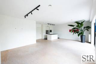 <span>Modern appartement met zuidwest-gerichte tuin in Mechelen (Muizen). Ben je op zoek naar een rustig gelegen, gelijkvloers appartement nabij Mechelen, met vlotte verbinding naar belangrijke invalswegen? Dan is dit exact wat je zoekt! Dit tot-in-de-puntjes afgewerkt appartement geniet van veel lichtinval en alle comfort. <br /></span><span><br />Indeling: dit gelijkvloerse appartement omvat een centrale inkomhal, met inbouwkasten, die toegang biedt tot alle ruimtes. De ruime leefruimte, uitgevoerd in massieve parket, en de open keuken genieten van veel lichtinval door de gevelbrede ramen en geven toegang tot de zonovergoten (zuidwest-gerichte) tuin. Deze ramen zijn voorzien van zonnewering. De slaapkamer geniet van veel opbergruimte door de ingebouwde kasten. De strakke badkamer heeft een ligbad met verstelbare douchekop en een lavabomeubel. Verder is er apart toilet, een technische berging met aansluiting wasmachine en droogkast en een ruime keukenberging , een gemeenschappelijke ondergrondse fietsenstalling. Het appartement is in 2021 volledig ontworpen en vervaardigd uit duurzame materialen en maakt gebruik van Niko home domotica. Deze geven het appartement een moderne look en een warm en huiselijk gevoel. Oorspronkelijk was dit voorzien als 2-slaapkamer appartement. Het is dus mogelijk om mits plaatsen van een wand een tweede slaapkamer te voorzien.</span><br /><span><br /></span><span><span>Concreet: g</span></span>ezellig en instapklaar appartement met één slaapkamer (mogelijkheid 2 slaapkamers), zuidwest-gerichte tuin en alle comfort gelegen in Mechelen (Muizen). <br />Vlotte verbinding naar de E19 en het openbaar vervoer. Op amper 10 minuutjes ben je met de fiets in centrum Mechelen en aan het natuur- en wandeldomein Mechels Broek. <br />Moderne en duurzame materialen gebruikt. In de keuken is het materiaal Dekton gebruikt. Dekton is extreem hittebestendig en kras- en slijtvast. Ideaal voor een echte keukenprins(es). Zonnewering, domotica via Niko Home Control voorzien.
<p>Mogelijkheid om de ondergrondse staanplaats bij te kopen voor €29.000,- (leidingen voor laadpaal voorzien - laadpaal kan overgenomen worden).</p>
<span>Interesse? Aarzel niet ons te contacteren (per mail info@immosir.be of telefonisch 015/65.50.05) om een afspraak in te plannen.</span>