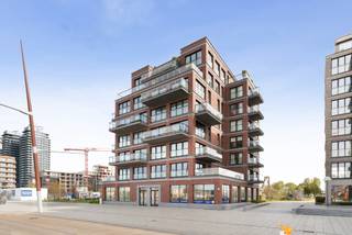 Ontdek dit uitzonderlijke casco luxe-appartement met zeezicht en panoramisch zicht op de skyline van Oostende, gelegen op toplocatie Oosteroever aan de Baelskaai. Dit is het enige appartement van deze omvang en klasse aan de voorzijde – een zeldzame opportuniteit voor wie ruimte, licht en exclusiviteit zoekt.
Met een royale oppervlakte en ruime terrassen biedt dit appartement een unieke combinatie van comfort en vrijheid in afwerking. De basis is reeds kwalitatief voorbereid met bepleistering, chapewerken en vloerverwarming, zodat u het interieur volledig naar eigen smaak kan realiseren.
De indeling is luxueus en doordacht: een ruime inkomhal (ideaal als bureau), gastentoilet, berging en twee volwaardige slaapkamers met zeezicht. De badkamer is voorzien voor een vrijstaand bad met zicht op de zonsondergang, een hammam douche en infraroodcabine, aangevuld met een extra toilet.
De lichtrijke leefruimte sluit aan op de open keuken met gasaansluiting. De hoofdslaapkamer heeft een privatief terras van 7 m², terwijl leefruimte en keuken uitgeven op een riant terras van 35 m².
Mogelijkheid tot aankoop van een ondergrondse garagebox, kelderberging inbegrepen. Verkoop onder btw (eventueel ook registratie). Een exclusief aanbod aan zee.
📞 Meer info of bezoek? Els – 0468 13 77 64 | els@keyimmo.be