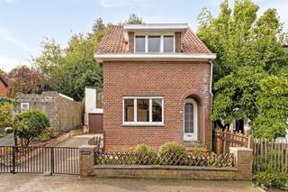 Te renoveren woning gelegen te Halen Deze woning is gelegen in een rustige straat, doch strategisch gelegen wat mobiliteit betreft. Op de...