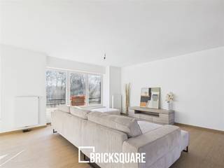 LA HULPE - Uitstekende locatie tussen het centrum, het station en het kasteel van La Hulpe.Je zult genieten van de rust en de gemakkelijke toegang tot alle voorzieningen. Ontdek dit prachtige nieuwe huis van 210 m2. Het huis wordt verkocht als een gesloten casco, met de optie maar niet de verplichting tot afwerking.Het zal je overtuigen met zijn ruimte, licht en ideale ligging. Het huis bestaat uit: op de begane grond, een hal, een toilet, een garage voor 2 auto's en berging; op de 1e verdieping, een grote open woonkamer met keuken en toegang tot de tuin; op de 2e verdieping, 2 slaapkamers, een badkamer met douche en een grote slaapkamer met eigen badkamer.PEB B. Vraagprijs: €375,000 exclusief kosten en BTW. Beschikbaar per direct. Neem contact op met BrickSquare voor meer informatie: 02/315.25.13 of www.bricksquare.be