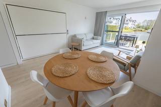 Wij verkopen onze parel aan zee, een gerenoveerde studio op gelijkvloers gelegen te De Warande in Middelkerke. Het ruime terras, wandelafstand van de zeedijk en het verwarmde zwembad zijn maar enkele van de vele troeven. Zowel de keuken als de badkamer zijn recent gerenoveerd met de nodige aandacht voor premium afwerking. De stapelbedden zijn mooi verwerkt in de muur waardoor een gezin met 2 kinderen kan genieten van dit buitenverblijf. Alle wettelijke verplichtingen omtrent verhuur zijn in orde waardoor dit ook als een investering kan aangekocht worden. Zowel fietsenstalling als berging op -1 zijn aanwezig. De studio is te bezichtigen op afspraak.