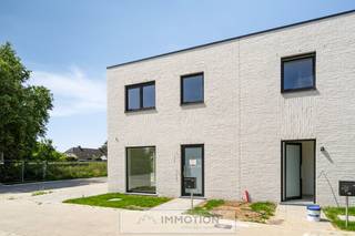 Deze nieuwbouwwoning is gelegen in de rustige verkaveling "Seizoenswijk" Kuurne, tussen de Najaarsweg en Oreganostraat.<br /><br />Met een sterke focus op duurzaamheid en kwaliteit, krijgt elke woning een strakke, moderne uitstraling en een praktische indeling:<br />Inkom met gastentoilet, leefruimte met open ingerichte keuken en berging.<br />Op de verdieping: nachthal, berging/ CV-ruimte, apart toilet, 3 slaapkamers en badkamer voorzien van een wastafel en inloopdouche.<br />De woning beschikt over een aangelegd terras en omheinde tuin met een uitweg achteraan via een kruiwagenpad.<br /><br />Bij deze woning is een private parkeerplaats met parkeerbeugel inbegrepen.<br /><br />De woning beschikt over een regenwaterput van 7.000L, aangesloten op beide toiletten en 2 dienstkranen. <br />Vloerverwarming door middel van een warmtepomp. Het E-peil is 30 of lager.<br />Mogelijkheid tot plaatsen van zonnepanelen.<br /><br /><strong>Deze woning kan enkel aangekocht worden voor verhuur via de Woonmaatschappij Elan. </strong><br />Dit resulteert in een <strong>huurgarantie</strong> en een lager tarief van de onroerende voorheffing!<br />Verkoop aan 12% BTW.<br /><br /><strong>All-in prijs van 300.000 euro.</strong><br /><strong>Nettorendement van ca. 2,82% in het eerste jaar (zonder meerwaarde mee te rekenen), nadien elk jaar hoger!</strong><br /><br /><strong>Voor meer info of een vrijblijvende afspraak, contacteer Vincent op 0475 29 05 13</strong>