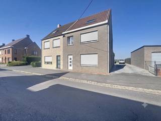 Cette maison spacieuse et lumineuse est située au calme à Ichtegem et offre tout le confort nécessaire à une famille à la recherche d'un grand espace de vie, d'un grand jardin et d'un aménagement pratique.Disposition de la maison :- Rez-de-chaussée- Hall d'entrée avec toilettes séparées pour les invités- Espace de vie très spacieux et lumineux- Grande cuisine avec beaucoup d'espace pour un coin repas- Local de rangement avec raccordement pour machine à laver- Sous-sol, idéal comme espace de rangement supplémentaire- Agréable jardin avec terrasse- Plusieurs places de parking privées à l'arrière de la maisonPremier étage :- 2 chambres très spacieuses- Salle de bain équipée d'une douche à l'italienne et d'un lavaboDeuxième étage :-Très grande pièce mansardée qui peut parfaitement servir de troisième chambre, de salle de loisirs ou de bureau- Local de rangement séparé avec système de chauffage centralLes avantages de cette maison :3 chambres spacieusesGrand espace de vie et cuisineCave pratique et espace de rangement supplémentaireJardin avec de nombreuses possibilitésPlusieurs places de parking sur placeSituation paisible à IchtegemCV/gaz naturelVous êtes intéressé par cette propriété à louer à Ostende ? Rendez-vous sur le site www.dewaele.com, cliquez sur le bien que vous souhaitez louer. À l'aide du bouton rouge « demandez votre visite », nous vous demandons de remplir brièvement un profil. Ensuite, nous vous contacterons pour une visite. Les rendez-vous ne peuvent pas être pris par téléphone.Les images générées par l’IA sont fournies en guise d'inspiration. Elles ne tiennent pas compte des spécifications techniques, ni des renseignements urbanistiques, ni des possibilités concrètes de réalisation.
