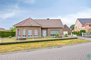 Instapklare laagbouwwoning met grote tuin en bijgebouwen in rustige buurt te RetieWelkom in deze charmante laagbouwwoning gelegen in een rustige...