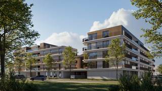 Gelegen aan de Karmellaan A0.4 in het centrum van Leopoldsburg, biedt dit nieuwbouwappartement een moderne woonervaring op het gelijkvloers. De indeling is ontworpen met oog voor zowel duurzaamheid als comfort. Met een bewoonbare oppervlakte van 87,2 m² is dit appartement ideaal voor wie op zoek is naar een compacte maar doordachte woonst.<br /><br />Bij binnenkomst betreedt u een ruime inkomhal die toegang biedt tot de verschillende vertrekken. De ruime leefruimte, bestaande uit een zithoek, eetkamer en open keuken, is efficiënt ingedeeld om het meeste uit de beschikbare ruimte te halen. De keuken kan volledig naar eigen smaak worden afgewerkt, met diverse keuzes voor de inrichting en materialen. Direct naast de keuken is er een handige berging voorzien, waar ook de technische installaties zoals de warmtepomp en het ventilatiesysteem D netjes zijn weggewerkt.<br /><br />De slaapkamer, met een oppervlakte van 10,85 m², biedt voldoende ruimte voor een tweepersoonsbed en kastruimte. De tweede slaapkamer van 6,99 m² is perfect als kinderkamer of als bureauruimte. De badkamer, die zowel vanuit de slaapkamer als de nachthal toegankelijk is, beschikt over een inloopdouche en biedt opties voor verdere afwerking naar wens. Een apart gastentoilet bevindt zich naast de badkamer, wat de praktische indeling van het appartement verder versterkt.<br /><br />Een van de opvallende kenmerken van dit appartement is het ruime terras van 13,5m², georiënteerd op het zuidwesten. Dit terras is de perfecte plek om te ontspannen in de buitenlucht en geniet van de middag- en avondzon. Dankzij de oriëntatie van het terras geniet u hier van maximale zonlichtinval, wat bijdraagt aan het wooncomfort.<br /><br />Daarnaast biedt het gebouw moderne voorzieningen zoals vloerverwarming en actieve koeling, wat zorgt voor een aangename binnentemperatuur het hele jaar door. Zonnepanelen dragen bij aan de energie-efficiëntie, terwijl de optie om een laadpunt te installeren op de staanplaats toekomstige elektrische mobiliteit ondersteunt. Een lift zorgt voor gemakkelijke toegang tot alle verdiepingen.<br /><br />De locatie van het appartement is uitstekend, met scholen, openbaar vervoer, winkels en recreatie op korte loopafstand, variërend van minder dan 500 meter tot maximaal 1 kilometer. Dit maakt het appartement niet alleen geschikt voor wie graag centraal woont, maar ook voor wie belang hecht aan nabijheid van voorzieningen.<br />Als extra troef zijn er verschillende keuzemogelijkheden in de afwerking van de keuken, badkamer, vloeren en wanden, wat u de kans geeft om het appartement geheel naar eigen smaak te personaliseren.<br /><br />Tot slot, biedt dit appartement nog de mogelijkheid tot het aankopen van een kelderberging en/of een autostaanplaats, die volledig aansluit op de moderne noden van een comfortabele woonervaring. Geïnteresseerd? Neem contact op voor een persoonlijke afspraak en ontdek zelf de vele troeven van dit nieuwbouwappartement in hartje Leopoldsburg.
