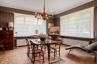 Goed onderhouden in het centrum gelegen karaktervilla op een perceel van ca. 1.938 m²!Deze woning is voorzien van 5 slaapkamers en 2...
