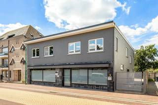 Deze ruime gezinswoning met praktijk is ideaal gelegen pal in het centrum van Vosselaar.Vooraan betreden we de praktijk met als eerste een...