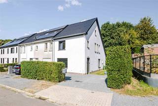 <p><span>MERELBEKE - Instapklare starterswoning met 3 slaapkamers in Merelbeke Flora</span></p><p><span> </span></p><p><span>Bent u op zoek naar de ideale starters- of gezinswoning in Merelbeke? Deze halfopen bebouwing biedt alle comfort en is gelegen op een uitstekende locatie nabij alle belangrijke invalswegen.</span></p><p><span> </span></p><p><span>De belangrijkste troeven in een notendop:</span></p><ul><li><span>Vlotte bereikbaarheid nabij invalswegen </span></li><li><span>Lichtrijke ruimtes</span></li><li><span>Elektriciteit conform en geen asbest aanwezig</span></li><li><span>Vloerverwarming aanwezig</span></li><li><span>Volledig nieuw dak en nieuwe ramen</span></li><li><span>Gelegen in een rustige straat, nabij E40, E17 en R4</span></li><li><span>Aangename stadstuin</span></li><li><span>Nog kleine opfrissingen/afwerkingen </span></li></ul><p><span> </span></p><p><span> </span></p><p><span>Zo ziet de indeling eruit: </span></p><p><span>Via de inkomhal met gastentoilet komen we aan in de lichtrijke woonkamer met open keuken. De keuken is volledig voorzien van ingebouwde toestellen. De eetkamer grenst aan een praktische berging en geeft uit op de gezellige stadstuin met terras. </span></p><p><span>Op de eerste verdieping bevinden zich de eerste twee slaapkamers en een ruime badkamer voorzien van een ligbad, inloopdouche en toilet.</span></p><p><span>Op de tweede verdieping treffen we </span><span>een ruime derde slaapkamer.</span></p><p><span> </span></p><p><span>Belangrijk:</span></p><p><span>Richtprijs: 425.000 EUR<br /><br /></span></p><p><span>Neem contact op met Axel Lenaerts makelaars voor verdere info via </span><span>09 245 24 24</span><span> of hannelore@axellenaerts.be</span></p><p><span> </span></p>