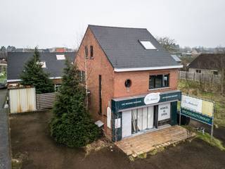 Voormalige bakkerij met gerenoveerde woonst te koop nabij het centrum van Veerle-Laakdal. Het handelspand bestaat uit een winkel en een...
