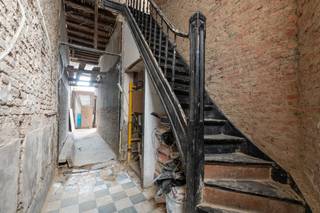 <p>Te koop: gesloten woning in de Elststraat, Antwerpen, gelegen in een aangename straat met goede bereikbaarheid en voorzieningen in de nabije omgeving.</p>

<p> </p>

<p>Deze eigendom biedt een unieke kans voor wie op zoek is naar een grond of project om een woning volledig naar eigen smaak en indeling op te bouwen. De huidige woning is volledig af te breken, wat een uitzonderlijke opportuniteit geeft om een nieuw project te realiseren volgens eigen wensen en normen. De ligging in een residentiële buurt, nabij scholen, openbaar vervoer, treinstation en invalswegen, maakt dit een strategische keuze voor zowel investeerders als particulieren.</p>

<p> </p>

<p>Belangrijkste ruimtes:<br />• Polyvalente ruimte – geschikt voor diverse invullingen<br />• Extra ruimte – flexibel te gebruiken</p>

<p> </p>

<p>Troeven:<br />• Ideaal voor wie zelf wil bouwen en indelen<br />• Volledig af te breken woning voor een nieuw project<br />• Gelegen in een aangename straat met goede bereikbaarheid</p>

<p> </p>

<p>Neem vandaag nog contact op met je ERA-makelaar voor een bezoek.</p>

<p> </p>

<p>JOUW DROOMOPBRENGSTEIGENDOM. ZO GEVONDEN!</p>