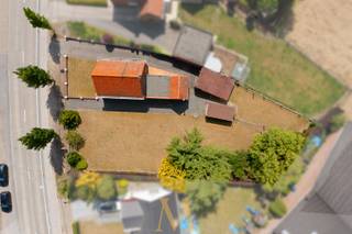 Te renoveren alleenstaande woning met bouwgrond op toplocatie in Anzegem.Op een uitstekende ligging tussen het centrum van Anzegem en de E17 vindt u...