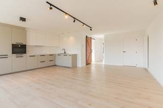 <p>In een rustige, verkeersarme omgeving en toch op wandelafstand van het centrum van Turnhout bevindt zich dit volledig gerenoveerde, ruim en instapklaar appartement van ca. 90 m².</p>
<p>Dit lichtijk en gezellig appartement is volledig genenoveerd.<br />De ruime woonkamer met hoog sfeerbeeld heeft een open structuur en sluit aan op de nieuwe keuken, voorzien van een koelkast, elektrische kookplaat, vaatwas en oven.</p>
<p>Verder is er een badkamer met inloopdocuohe, dubbele wastafel en een apart toilet. Het appartement telt twee volwaardige slaapkamers en een klein, aangenaam terras.</p>
<p>Troeven:</p>
<p>- Nieuwe ramen 2026<br />- Nieuwe CV-installatie<br />- Nieuwe keuken<br />- EPC A!<br />- Elektra conform!!</p>
<p><br /><strong>* De ruime garagebox is verplicht bij aan te kopen aan €10.000.</strong></p>
<p>- ideaal voor starters of als interessante investering!</p>