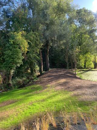 <p><span>De huidige foto's zijn van de linkse woning waar men volop bezig is met het plakwerk.  Eens alles is opgeruimd worden er nieuwe foto's geplaatst.</span></p><p><span>Deze prachtige nieuwbouwwoning is gelegen in het charmante Meldert.  De woning heeft een E-peil lager dan 20.  Ventilatiesysteem D, is voorzien van zonnepanelen en vloerverwarming.  Een warmtepomp is mogelijk.</span></p><p><span>Deze woning is perfect voor wie op zoek is naar ruimte en comfort! Met een bewoonbare oppervlakte van 269 m² biedt dit huis voldoende ruimte voor een groot gezin. </span></p><p><span>Bij binnenkomst wordt u verwelkomd in een ruime en lichte woonruimte die naadloos overgaat in een moderne, volledig uitgeruste keuken. De open indeling zorgt voor een uitnodigende en gezellige sfeer, ideaal voor zowel intieme als uitgebreide bijeenkomsten.</span></p><p><span>De woning beschikt over vier ruime slaapkamers, perfect voor elke gezinssituatie. De hoofd slaapkamer is een oase van rust, die zorgt voor een perfecte nachtrust. Met twee moderne badkamers is er geen gebrek aan comfort en luxe. </span></p><p><span>Bovendien beschikt dit huis over één handige garage, ideaal voor uw voertuig of voor extra opslagruimte. Op de oprit kan een tweede of mogelijks derde wagen worden geparkeerd. Het prachtige groene perceel biedt ook veel mogelijkheden voor buitenactiviteiten en ontspanning.</span></p><p><span>Strategisch gelegen in een rustige en groene omgeving, maar toch dicht bij alle noodzakelijke voorzieningen. Dit huis biedt de perfecte balans tussen landelijk wonen en modern comfort. </span></p><p><span> </span></p><p><span>Bij nieuwbouw komt er steeds nog 21% BTW bovenop de prijs.</span></p><p><span> </span></p><p><span>Aarzel niet om deze uitzonderlijke eigendom te ontdekken en u te laten verrassen door alles wat het te bieden heeft!</span></p><p><span> </span></p>