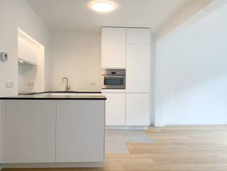 <strong>Modern appartement met 2 slaapkamers en terras op toplocatie in Turnhout. • EPC: 91 kWh/m²/jaar • Beschikbaarheid: onmiddellijk</strong><br /><br /><strong>Ligging: </strong>Dit energiezuinige appartement bevindt zich op een rustige, centrale locatie in Turnhout. Winkels, openbaar vervoer, scholen en belangrijke invalswegen liggen op korte afstand. Het appartement is gelegen op de eerste verdieping, bereikbaar via trap of lift, wat het zowel praktisch als toegankelijk maakt.<br /><br /><strong>Indeling: </strong>Inkomhal • Leefruimte met open keuken • Berging/Wasplaats • Toilet • Badkamer • Slaapkamer 1 • Slaapkamer 2 • Terras<br /><br /><strong>Beschrijving</strong>: Dit instapklare appartement combineert modern wooncomfort met een energiezuinige afwerking. De leefruimte vormt het hart van de woning en sluit naadloos aan op de open keuken, ideaal voor wie houdt van een open en luchtige woonbeleving. Dankzij het aangename terras geniet je van extra buitenruimte.<br />De slaapkamers zijn praktisch ingedeeld en bieden voldoende ruimte voor slaap- of werkfunctie. De badkamer en het apart toilet zijn modern afgewerkt. De berging/wasplaats zorgt voor extra opbergruimte en functionaliteit.