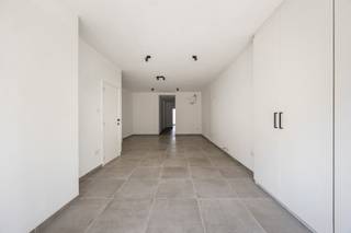 Gelegen aan de Markt van Meerhout, in de Veldstraat, geniet dit volledig vernieuwde handelspand met duplex appartement van een centrale ligging met winkels, horeca, scholen en openbaar vervoer op wandelafstand. Dankzij de vlotte bereikbaarheid is dit een uitstekende locatie om wonen en werken te combineren.<br /><br />Zowel het appartement als het handelspand hebben aparte bus nummers, meters en ingangen. Opsplitsen is hier dus mogelijk wat interessant kan zijn als investering!<br /><br />Op het gelijkvloers bevindt zich een handelsruimte van ca. 60 m² met ingemaakte kasten, een apart toilet en een douche. De duplex biedt op de eerste verdieping een lichtrijke leef- en eetruimte met open, volledig uitgeruste keuken, een apart toilet, een praktische berging en toegang tot het terras van 8 m². Op de tweede verdieping zijn er twee slaapkamers van ca. 10,5 m² en 13,5 m² en een badkamer met douche. De opbergzolder zorgt voor extra bergruimte. De aanwezige voorzieningen voor airco's verhogen het comfort.<br /><br />Met een EPC-label A is deze eigendom energiezuinig en geldt er geen renovatieverplichting. Volledig vernieuwd in 2025 en instapklaar voor zowel wonen als ondernemen.<br /><br />• Topligging aan de Markt van Meerhout<br />• Handelspand en duplex appartement<br />• Volledig vernieuwd in 2025<br />• EPC-label A, geen renovatieverplichting<br />• Terras en extra buitenruimte<br />• Voorzieningen voor airco's aanwezig