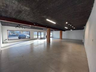 Request your visit at info@optimusvastgoed.be!ENTAL: Spacious commercial property with warehouse in Heusden-Zolder!This versatile commercial property...